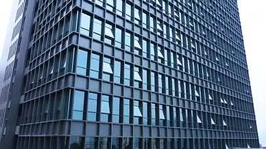 4K航拍宏伟大楼外玻璃窗大气实拍视频素材视频的预览图